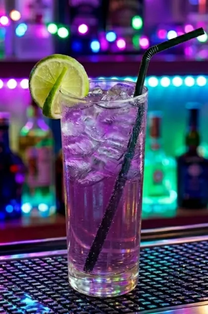 Purple Sanfrecce cocktail with lime at the Friendz bar